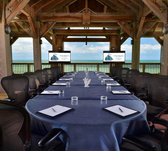 在海滩边的Overseas凉亭设置的大型会议桌