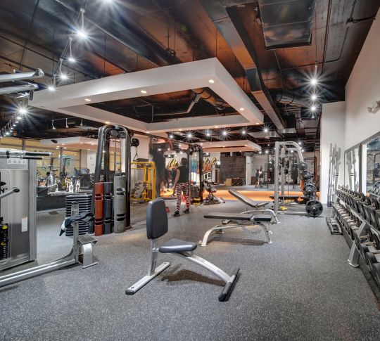 Ağırlıklar ve banklar bulunan fitness merkezi