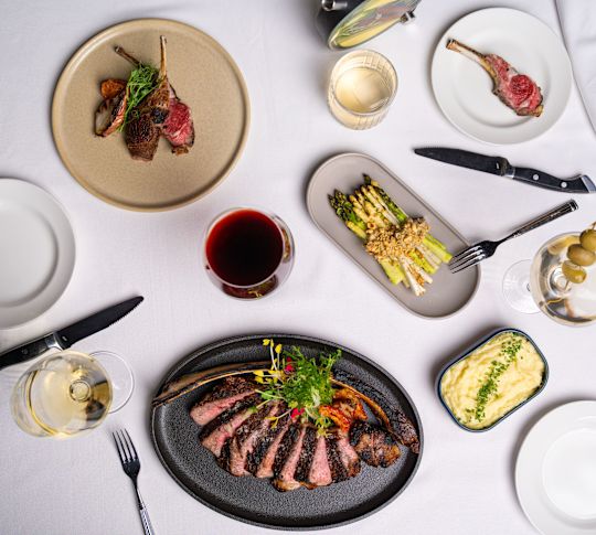 Diplomat Prime 餐厅，晚餐主菜，鸡尾酒，葡萄酒杯