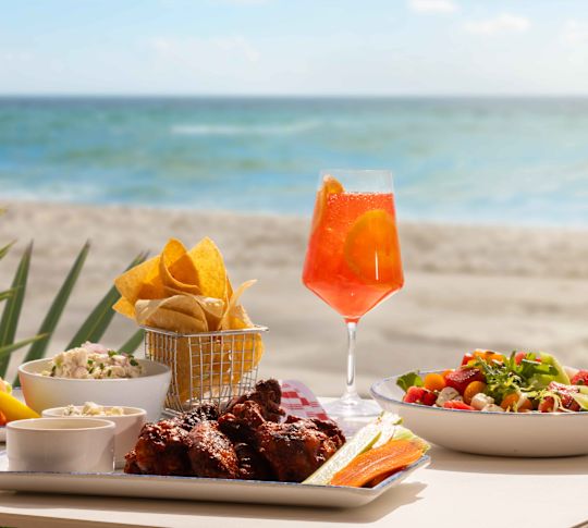 海滩Playa餐厅的桌上食物和饮料