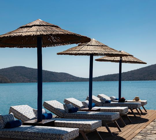 Sedute confortevoli accanto a un lago