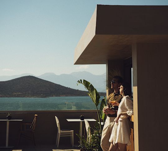 Restaurace Spiritzeria, pár na terase restaurace s výhledem na vodu a drinkem.