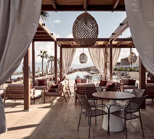 Coin repas du bar de la piscine Euphoria - transition