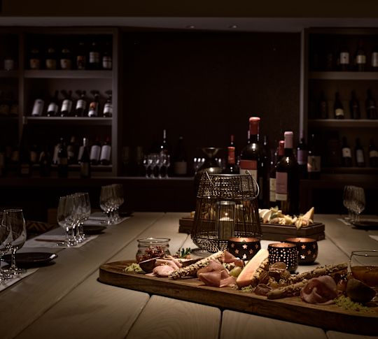 Cuisine et vin à table à la cave à vins Cretamos