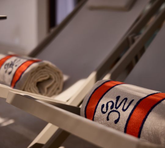 Zwei Liegestühle mit Markenhandtüchern