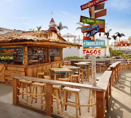 Sitzbereich im Freien mit Tischen im Beach & Taco Shack