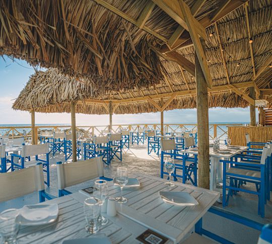 Tables et restaurant sur la plage