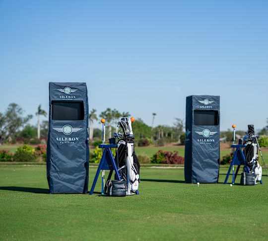 Tas golf di lapangan golf hijau yang cerah