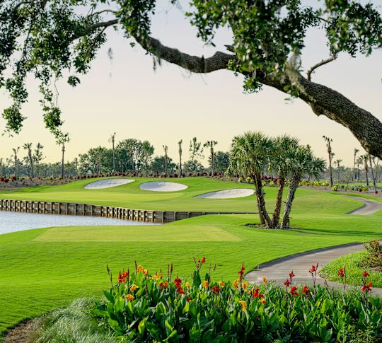 Pohon, Bunga, Fitur Air, dan Sand Bunker di Lapangan Golf Aileron