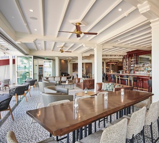 Bar, Bar und Loungebereich "Babcock & Story"