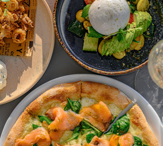 อาหารที่มีให้เลือกมากมายบนโต๊ะ