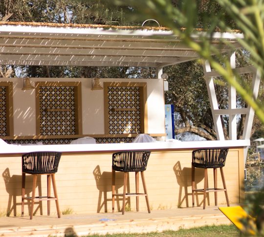 Espace bar extérieur avec tabourets