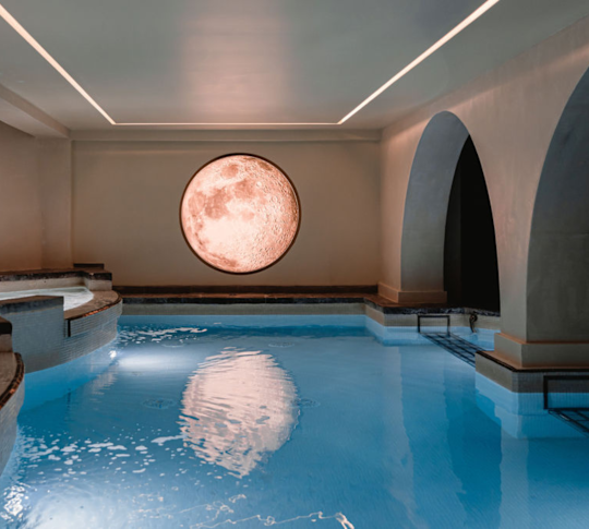 สระว่ายน้ําสปาในร่ม