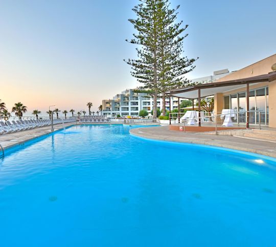 สระว่ายน้ำกลางแจ้ง