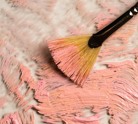 Kanvas Üzerinde Pembe Boyalı Fırçanın Yakın Çekim Detayı