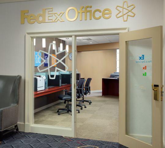 Business Center mit Stühlen