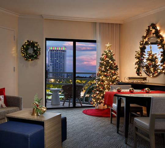 Ruang Tamu Suite yang Didekorasi untuk Natal