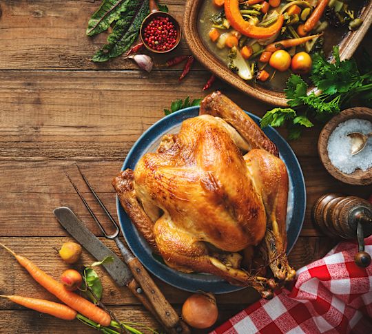 La dinde et les légumes sur une table pour célébrer Thanksgiving