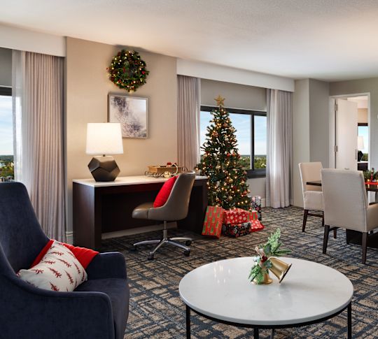 Obývací prostor apartmá vyzdobený na Vánoce