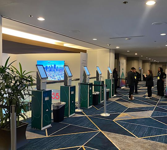 회의실 로비의 사람들