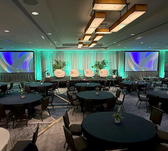 원형 테이블이 있는 회의실 세팅