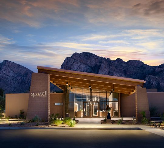 Внешний вид спа-центра на закате