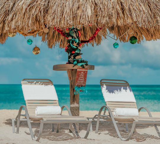 tatil dekorasyonlu palapa, plaj sandalyeleri, su manzarası