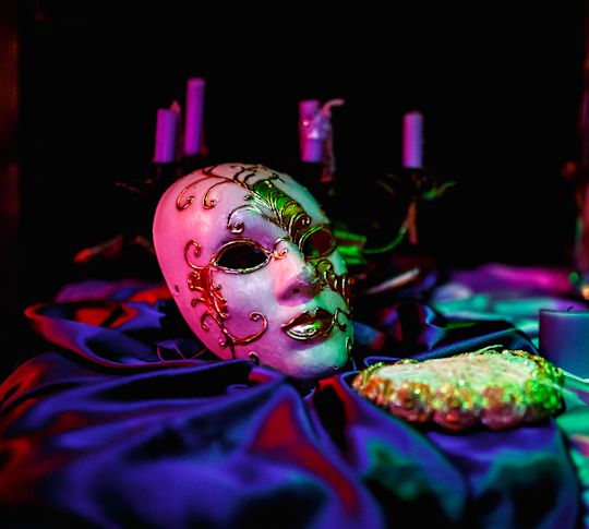 masque de carnaval blanc au design doré