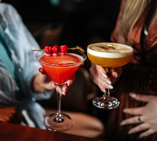 table avec boissons et nourriture