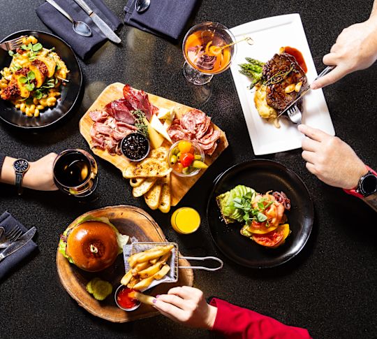 mai multe farfurii cu alimente pe negru