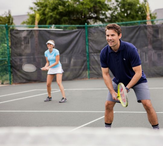 persone che giocano a tennis