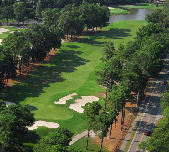 Luchtfoto van Arcadian Shores nr. 1 en nr. 3 greens en bunkers