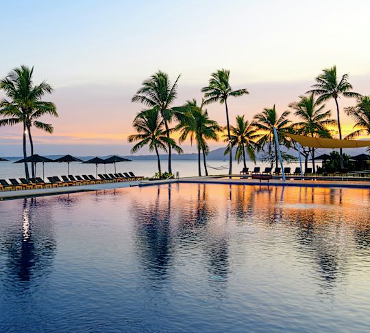 Blick auf den Sonnenaufgang und den Swimmingpool