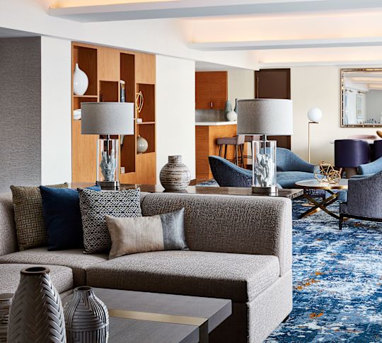 Wohnzimmer der Suite mit Sofa, Kaffeetisch und Sesseln