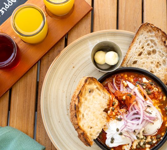 makanan di atas meja di Mezze