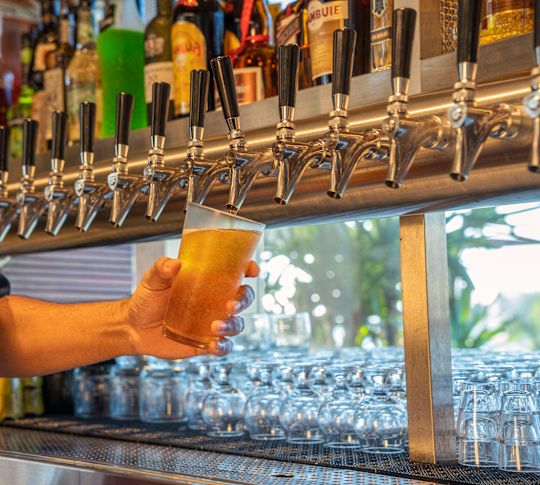 persoană care ține în mână o băutură