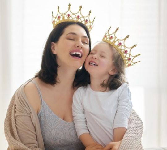 femeie și copil râzând