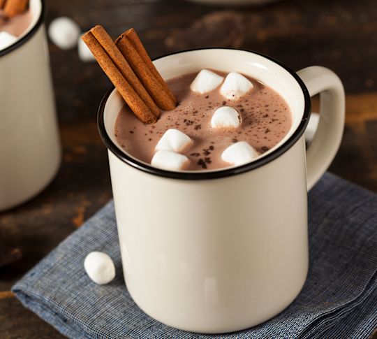 chocolat chaud et guimauves dans une tasse