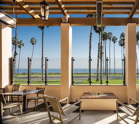 带座位的户外露台