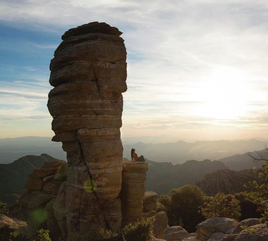 Человек, лежащий на скале