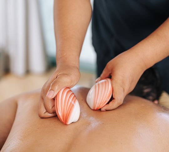 Person som får en Lava Shells-massage på spa