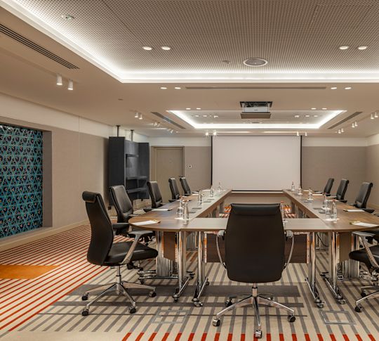 Liz Meeting Room Setup U Style-transition