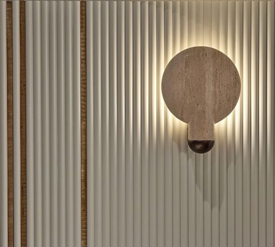 Ein Licht an einer Wand