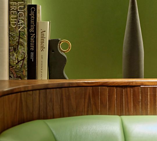 Detailansicht der Bücher und Sitzgelegenheiten im Lobbybereich