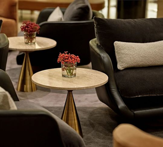 Sitzbereich mit kleinen Tischen und Stühlen