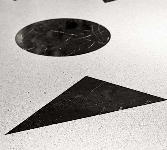 Detail eines Designs mit schwarzen geometrischen Formen in weißem Hintergrund