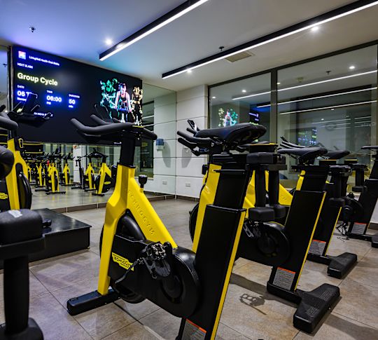Sepeda Olahraga dan Peralatan Modern Lainnya di Pusat Kebugaran dengan TV Besar