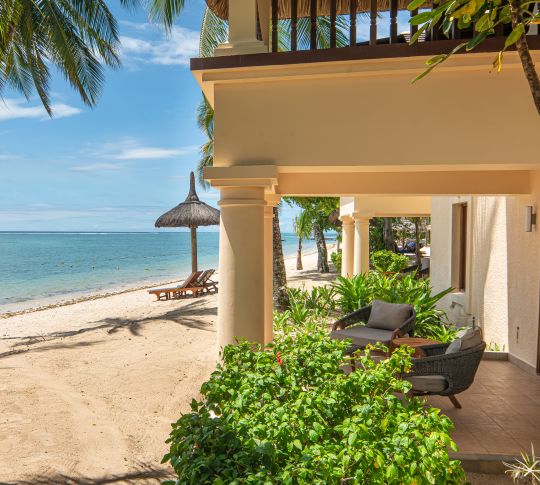 patio extérieur avec vue sur la mer et les arbres