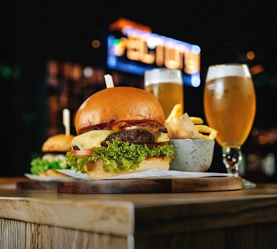 Hamburger, frites et verre de bière sur une table à l'usine McGettigans