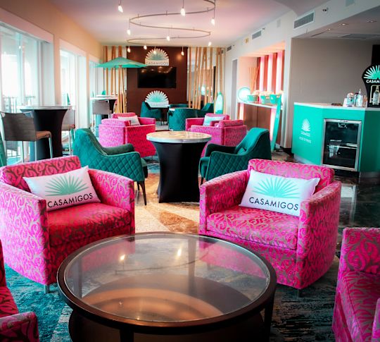 Zonă de zi a restaurantului Casamigos House of Friends